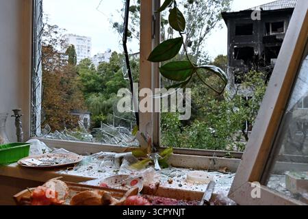 Kiew, Ukraine. September 2025. Trümmer liegen in einer Wohnung, die durch einen russischen Streik am 28. September 2025 in Kiew, Ukraine beschädigt wurde Credit: SOPA Images Limited/Alamy Live News Stockfoto