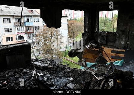 Kiew, Ukraine. September 2025. Ein Wohngebäude wurde durch einen russischen Streik am 28. September 2025 in Kiew, Ukraine beschädigt Stockfoto