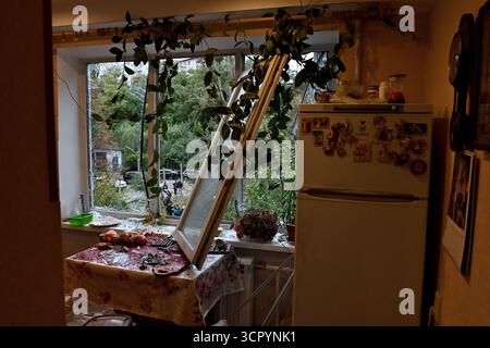 Kiew, Ukraine. September 2025. Trümmer liegen in einer Wohnung, die durch einen russischen Streik am 28. September 2025 in Kiew, Ukraine beschädigt wurde Credit: SOPA Images Limited/Alamy Live News Stockfoto