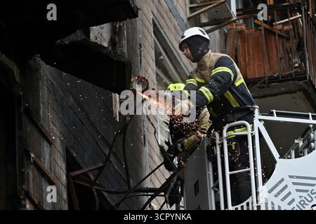 Kiew, Ukraine. September 2025. Rettungskräfte arbeiten in einem Wohngebäude, das am 28. September 2025 von einem russischen Streik in Kiew, Ukraine getroffen wurde Credit: SOPA Images Limited/Alamy Live News Stockfoto