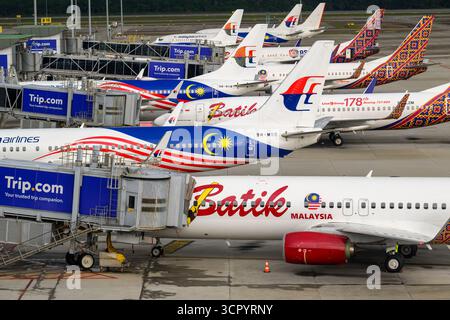 Malaysia Airlines und Batik Air Flugzeuge am Boden am Kuala Lumpur International Airport Stockfoto