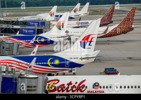 Malaysia Airlines und Batik Air Flugzeuge am Boden am Kuala Lumpur International Airport Stockfoto