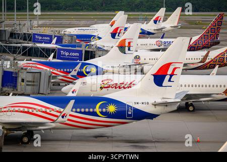 Malaysia Airlines und Batik Air Flugzeuge am Boden am Kuala Lumpur International Airport Stockfoto