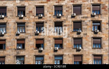Klimaanlagen an der Außenseite eines Wohnblocks in Belgrad, Serbien Stockfoto