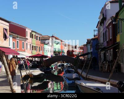 Burano, Italien 11. Oktober 2019: Burano ist eine Insel in der Lagune von Venedig, Norditalien, bei Torcello am nördlichen Ende der Lagune. Stockfoto