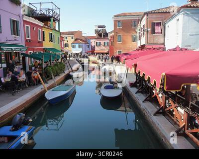 Burano, Italien 11. Oktober 2019: Burano ist eine Insel in der Lagune von Venedig, Norditalien, bei Torcello am nördlichen Ende der Lagune. Stockfoto