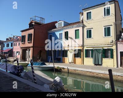 Burano, Italien 11. Oktober 2019: Burano ist eine Insel in der Lagune von Venedig, Norditalien, bei Torcello am nördlichen Ende der Lagune. Stockfoto