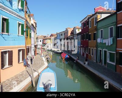 Burano, Italien 11. Oktober 2019: Burano ist eine Insel in der Lagune von Venedig, Norditalien, bei Torcello am nördlichen Ende der Lagune. Stockfoto