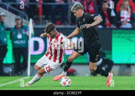 Deutschland. September 2025. Fußball 1. Bundesliga 5. Spieltag 1. FC Köln - VfB Stuttgart am 28.09.2025 im RheinEnergieStadion Köln Jan Thielmann ( Köln ), links - Ramon Hendriks ( Stuttgart ), rechts DFL-Vorschriften verbieten jede Verwendung von Fotografien als Bildsequenzen und/oder Quasi-Video. Foto: Revierfoto Credit: ddp Media GmbH/Alamy Live News Stockfoto