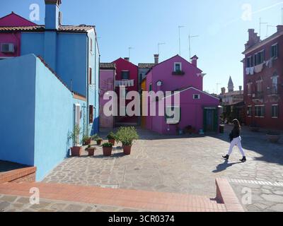 Burano, Italien 11. Oktober 2019: Burano ist eine Insel in der Lagune von Venedig, Norditalien, bei Torcello am nördlichen Ende der Lagune. Stockfoto