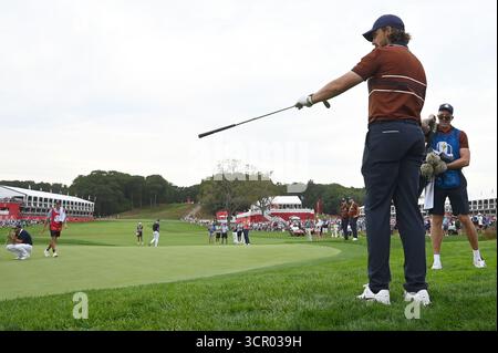 Farmingdale, USA. September 2025. Der Engländer Tommy Fleetwood vom Team Europe bereitet sich auf das 16. Loch am zweiten Wettkampftag des Ryder Cup 2025 auf dem Bethpage Black Course, Farmingdale, NY, am 27. September 2025 vor. (Foto: Anthony Behar/SipaUSA) Credit: SIPA USA/Alamy Live News Stockfoto