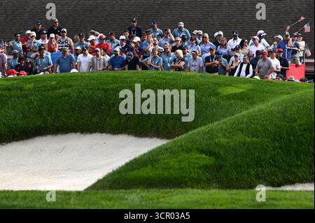 Farmingdale, USA. September 2025. Golffans warten am zweiten Tag des Wettkampfs des Ryder Cup 2025 auf dem Bethpage Black Course, Farmingdale, NY, 27. September 2025, hinter dem 13. Loch Green. (Foto: Anthony Behar/SipaUSA) Credit: SIPA USA/Alamy Live News Stockfoto