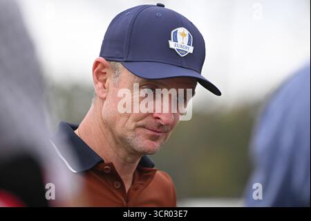 Farmingdale, USA. September 2025. Justin Rose vom Team Europe wird am zweiten Tag des Wettkampfes des Ryder Cup 2025 auf dem Bethpage Black Course, Farmingdale, NY, am 27. September 2025 interviewt. (Foto: Anthony Behar/SipaUSA) Credit: SIPA USA/Alamy Live News Stockfoto