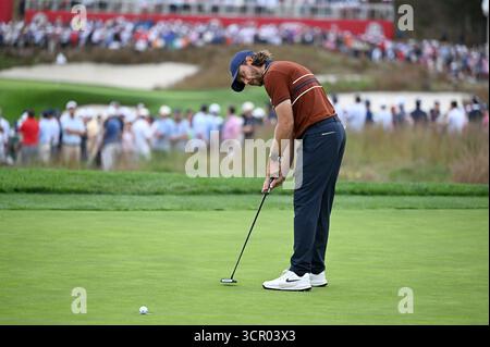 Farmingdale, USA. September 2025. Der englische Tommy Fleetwood vom Team Europe beobachtet seine Kreise am 16. Tag des zweiten Wettkampfes des Ryder Cup 2025 auf dem Bethpage Black Course, Farmingdale, NY, 27. September 2025. (Foto: Anthony Behar/SipaUSA) Credit: SIPA USA/Alamy Live News Stockfoto