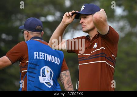 Farmingdale, USA. September 2025. England Justin Rose am 14. Loch am zweiten Tag des Wettkampfes des Ryder Cup 2025 auf dem Bethpage Black Course, Farmingdale, NY, 27. September 2025. (Foto: Anthony Behar/SipaUSA) Credit: SIPA USA/Alamy Live News Stockfoto