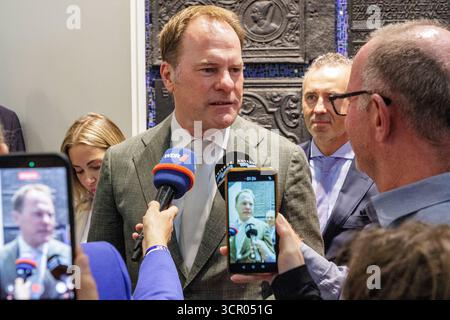 28.09.2025. Düsseldorf. Stichwahl bei der ob-Wahl in der Landeshauptstadt. Hier: Gewinner der ob-Stichwahl: Ob Dr. Stephan Keller CDU. Oberbürgermeister Dr. Stephan Keller CDU erhält bei der Oberbürgermeister-Wahl am 14. September in der Landeshauptstadt Düsseldorf 43,57 Prozent der Wählerstimmen. Er trift in der Stichwahl auf Bürgermeisterin Clara Gerlach GRÜNE, die auf 22,16 Prozent kam. Düsseldorf Rathaus Nordrhein-Westfalen Deutschland *** 28 09 2025 Düsseldorf Stichwahl bei der Oberbürgermeisterwahl in der Landeshauptstadt hier Sieger der Oberbürgermeisterwahl Oberbürgermeister Dr. Step Stockfoto