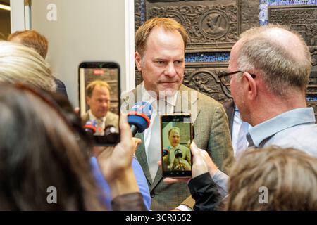 28.09.2025. Düsseldorf. Stichwahl bei der ob-Wahl in der Landeshauptstadt. Hier: Gewinner der ob-Stichwahl: Ob Dr. Stephan Keller CDU. Oberbürgermeister Dr. Stephan Keller CDU erhält bei der Oberbürgermeister-Wahl am 14. September in der Landeshauptstadt Düsseldorf 43,57 Prozent der Wählerstimmen. Er trift in der Stichwahl auf Bürgermeisterin Clara Gerlach GRÜNE, die auf 22,16 Prozent kam. Düsseldorf Rathaus Nordrhein-Westfalen Deutschland *** 28 09 2025 Düsseldorf Stichwahl bei der Oberbürgermeisterwahl in der Landeshauptstadt hier Sieger der Oberbürgermeisterwahl Oberbürgermeister Dr. Step Stockfoto