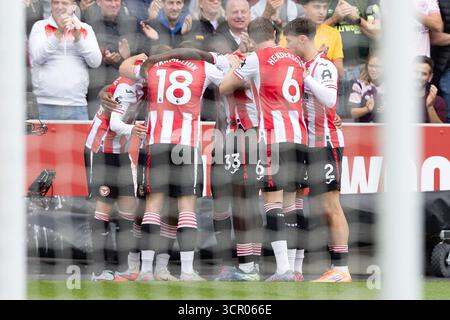 September 2025; Gtech Community Stadium, Brentford, London, England; Premier League Football, Brentford gegen Manchester United; Igor Thiago aus Brentford trifft in der 20. Minute und feiert mit Kevin Schade aus Brentford, Brentford 1-0 Manchester United Stockfoto
