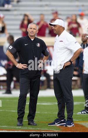Charlottesville, VA, USA. September 2025. Mike Norvell, Cheftrainer der Florida State Seminoles, spricht mit Tony Elliott, dem Trainer der Virginia Cavaliers, vor dem NCAA-Fußballspiel zwischen den Florida State Seminoles und den Virginia Cavaliers im Scott Stadium in Charlottesville, VA. Jonathan Huff/CSM/Alamy Live News Stockfoto
