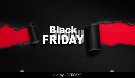 Schwarzer Freitag, gerissenes Papierbanner mit roter Aufdeckung Stockfoto