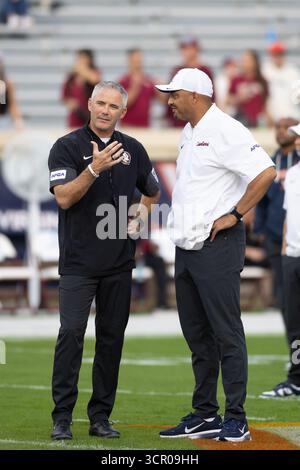 Charlottesville, VA, USA. September 2025. Mike Norvell, Cheftrainer der Florida State Seminoles, spricht mit Tony Elliott, dem Trainer der Virginia Cavaliers, vor dem NCAA-Fußballspiel zwischen den Florida State Seminoles und den Virginia Cavaliers im Scott Stadium in Charlottesville, VA. Jonathan Huff/CSM/Alamy Live News Stockfoto
