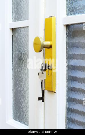 Schlüssel hängen im Schloss der Eingangstür schließen Symbol für Sicherheit und Zugang Stockfoto