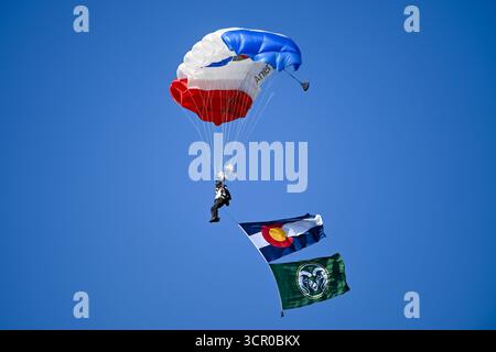 Fort Collins, CO, USA. September 2025. Ein Fallschirmspringer kommt vor Beginn des College-Football-Spiels zwischen den Washington State Cougars und den Colorado State Rams im Sonny Lubick Field im Canvas Stadium in Fort Collins, CO. (Foto: Kevin Langley/Sports South Media). Quelle: csm/Alamy Live News Stockfoto