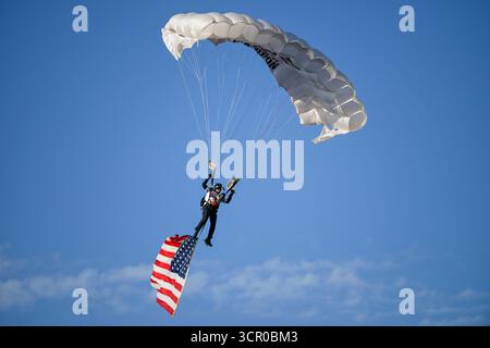 Fort Collins, CO, USA. September 2025. Ein Fallschirmspringer kommt vor Beginn des College-Football-Spiels zwischen den Washington State Cougars und den Colorado State Rams im Sonny Lubick Field im Canvas Stadium in Fort Collins, CO. (Foto: Kevin Langley/Sports South Media). Quelle: csm/Alamy Live News Stockfoto