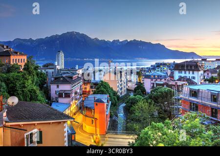 Blick auf Montreux von der Rue du Pont in der Altstadt (Vieux Montreux) mit den französischen Alpen mit Blick auf den Leman-See (Genfersee) während einer schönen Fu Stockfoto