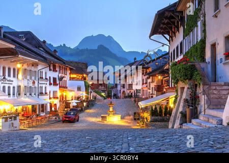 Das malerische Dorf Gruyeres (Kanton Freiburg, Schweiz) ist berühmt für seinen Käse und seine Burg und liegt am Fuße des Schlosses und seiner Hauptstraße Stockfoto