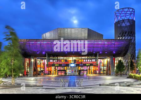Das Lowry in Salford Quays, Manchester, Großbritannien ist ein Theater- und Galeriekomplex, der 2000 von Michael Wilford entworfen wurde. Es trägt den Namen o Stockfoto