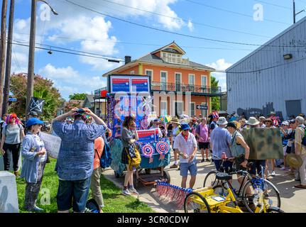 New Orleans, LA, USA - 14. Juni 2025: Anti-Trump-Demonstranten mit Schildern und Fahnen vor dem Beginn des No Kings Marigny-Marsches Stockfoto