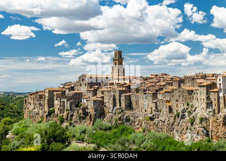 Die Stadt Pitigliano wurde auf einer Tufffelse mit dem Glockenturm der Kathedrale unter blauem Himmel erbaut Stockfoto