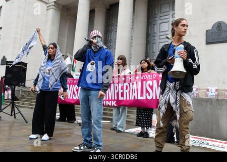 London, Großbritannien. 28. September 2025. Gegner des israelischen Krieges gegen Gaza protestieren außerhalb des Verteidigungsministeriums und fordern ein Ende der "Spionageflüge" vom Luftwaffenstützpunkt Akrotiri der Royal Air Force (RAF) auf Zypern. Die Überwachungsflüge über Gaza mit Flugzeugen der Shadow R1 und in jüngster Zeit mit dem US-Auftragnehmer Sierra Nevada Corporation teilen Berichten zufolge Informationen mit Israel und werfen laut Kritikern ernsthafte rechtliche und ethische Fragen auf. Der Protest, der von Codepink UK und Verbündeten organisiert wurde, wurde live von Rednern einer ähnlichen Veranstaltung in Zypern gehört. Quelle: Ron Fassbender/Alamy Live News Stockfoto