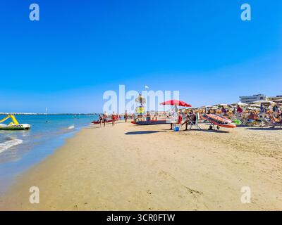 Cesenatico-Italien- 7. September 2025: Die Menschen entspannen im Sommer an der Strandküste. Konzept des Urlaubs am Meer. Hochwertige Fotos Stockfoto