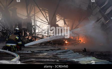 Kiew, Ukraine. September 2025. Ukrainische Rettungskräfte arbeiten am 28. September 2025, während der russischen Invasion in die Ukraine, an den Orten schwer beschädigter Wohngebäude nach einem russischen Luftangriff am Rande von Kiew. Fast 500 Kampfdrohnen und mehr als 40 Raketen wurden gestartet, wobei die Hauptziele Kiew und die umliegende Region sowie Zaporischhia, Chmelnyzkyi, Sumy, Mykolajew, Tschernihiw, und Odesa. Foto vom ukrainischen staatlichen Notdienst/UPI. Quelle: UPI/Alamy Live News Stockfoto