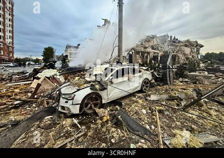 Kiew, Ukraine. September 2025. Ukrainische Rettungskräfte arbeiten am 28. September 2025, während der russischen Invasion in die Ukraine, an den Orten schwer beschädigter Wohngebäude nach einem russischen Luftangriff am Rande von Kiew. Fast 500 Kampfdrohnen und mehr als 40 Raketen wurden gestartet, wobei die Hauptziele Kiew und die umliegende Region sowie Zaporischhia, Chmelnyzkyi, Sumy, Mykolajew, Tschernihiw, und Odesa. Foto vom ukrainischen staatlichen Notdienst/UPI. Quelle: UPI/Alamy Live News Stockfoto