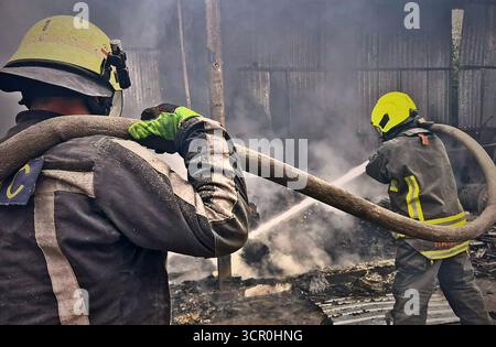 Kiew, Ukraine. September 2025. Ukrainische Rettungskräfte arbeiten am 28. September 2025, während der russischen Invasion in die Ukraine, an den Orten schwer beschädigter Wohngebäude nach einem russischen Luftangriff am Rande von Kiew. Fast 500 Kampfdrohnen und mehr als 40 Raketen wurden gestartet, wobei die Hauptziele Kiew und die umliegende Region sowie Zaporischhia, Chmelnyzkyi, Sumy, Mykolajew, Tschernihiw, und Odesa. Foto vom ukrainischen staatlichen Notdienst/UPI. Quelle: UPI/Alamy Live News Stockfoto