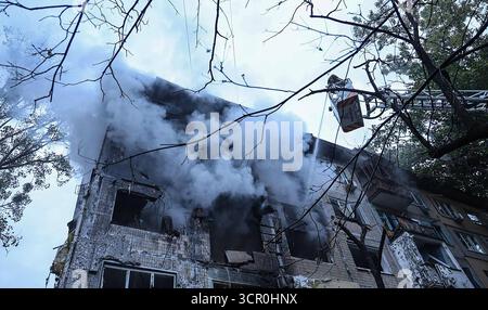 Kiew, Ukraine. September 2025. Ukrainische Rettungskräfte arbeiten am 28. September 2025, während der russischen Invasion in die Ukraine, an den Orten schwer beschädigter Wohngebäude nach einem russischen Luftangriff am Rande von Kiew. Fast 500 Kampfdrohnen und mehr als 40 Raketen wurden gestartet, wobei die Hauptziele Kiew und die umliegende Region sowie Zaporischhia, Chmelnyzkyi, Sumy, Mykolajew, Tschernihiw, und Odesa. Foto vom ukrainischen staatlichen Notdienst/UPI. Quelle: UPI/Alamy Live News Stockfoto