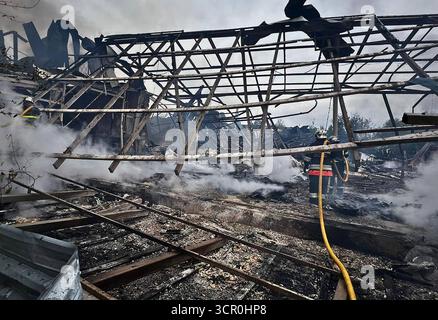 Kiew, Ukraine. September 2025. Ukrainische Rettungskräfte arbeiten am 28. September 2025, während der russischen Invasion in die Ukraine, an den Orten schwer beschädigter Wohngebäude nach einem russischen Luftangriff am Rande von Kiew. Fast 500 Kampfdrohnen und mehr als 40 Raketen wurden gestartet, wobei die Hauptziele Kiew und die umliegende Region sowie Zaporischhia, Chmelnyzkyi, Sumy, Mykolajew, Tschernihiw, und Odesa. Foto vom ukrainischen staatlichen Notdienst/UPI. Quelle: UPI/Alamy Live News Stockfoto