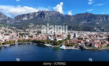 Aus der Vogelperspektive von Lecco auf dem Comer See, Lombardei, mit der Stadt, dem Ufer und den umliegenden Bergen im Detail von oben Stockfoto