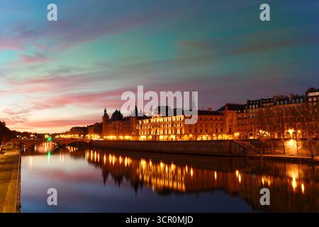 Conciergerie Gebäude entlang des Flusses Seine entfernt und das Zentrum von Paris unter einer frühen Sonnenaufgang leuchtet. Es wurde sukzessive King's Palace die Pri Stockfoto
