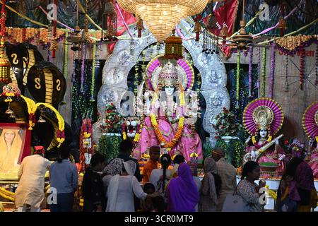 NEW DELHI, INDIEN - 27. SEPTEMBER: Gläubige, die Gebete auf dem Shardiya Navratri Festival im Neelam mata Vaishnav Tempel Mayur Vihar, Phase II, am 27. September 2025 in Neu-Delhi, Indien. Foto von Sonu Mehta/Hindustan Times Devotees besuchen Tempel auf dem Navratri Festival Stockfoto