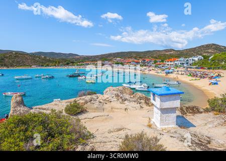 Sithonia, Griechenland - 06. September 2025: Kalamitsi-Strand in Sithonia, Griechenland, mit türkisfarbenem Wasser, goldenem Sand, Sonnenschirmen, felsige Inselchen und a t Stockfoto