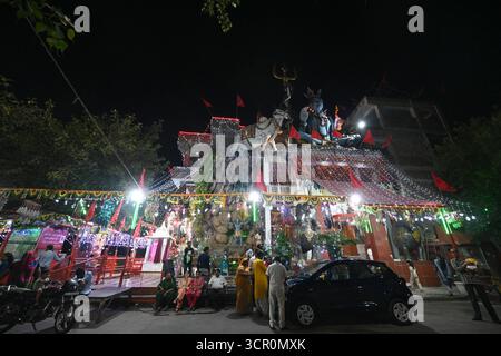 NEW DELHI, INDIEN - 27. SEPTEMBER: Gläubige, die Gebete auf dem Shardiya Navratri Festival im Neelam mata Vaishnav Tempel Mayur Vihar, Phase II, am 27. September 2025 in Neu-Delhi, Indien. Foto von Sonu Mehta/Hindustan Times Devotees besuchen Tempel auf dem Navratri Festival Stockfoto
