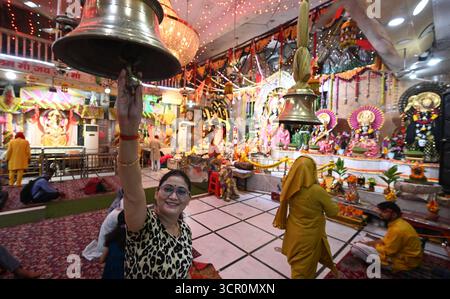 NEW DELHI, INDIEN - 27. SEPTEMBER: Gläubige, die Gebete auf dem Shardiya Navratri Festival im Neelam mata Vaishnav Tempel Mayur Vihar, Phase II, am 27. September 2025 in Neu-Delhi, Indien. Foto von Sonu Mehta/Hindustan Times Devotees besuchen Tempel auf dem Navratri Festival Stockfoto