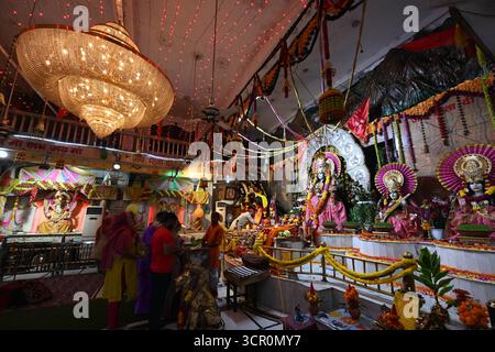 NEW DELHI, INDIEN - 27. SEPTEMBER: Gläubige, die Gebete auf dem Shardiya Navratri Festival im Neelam mata Vaishnav Tempel Mayur Vihar, Phase II, am 27. September 2025 in Neu-Delhi, Indien. Foto von Sonu Mehta/Hindustan Times Devotees besuchen Tempel auf dem Navratri Festival Stockfoto
