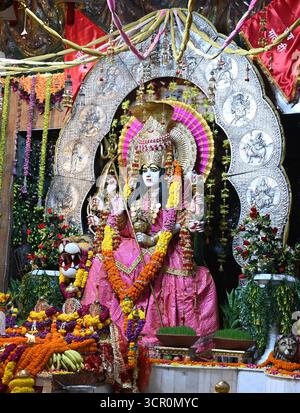 NEW DELHI, INDIEN - 27. SEPTEMBER: Gläubige, die Gebete auf dem Shardiya Navratri Festival im Neelam mata Vaishnav Tempel Mayur Vihar, Phase II, am 27. September 2025 in Neu-Delhi, Indien. Foto von Sonu Mehta/Hindustan Times Devotees besuchen Tempel auf dem Navratri Festival Stockfoto