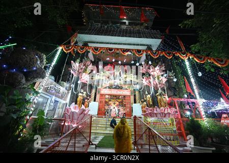 NEW DELHI, INDIEN - 27. SEPTEMBER: Gläubige, die Gebete auf dem Shardiya Navratri Festival im Neelam mata Vaishnav Tempel Mayur Vihar, Phase II, am 27. September 2025 in Neu-Delhi, Indien. Foto von Sonu Mehta/Hindustan Times Devotees besuchen Tempel auf dem Navratri Festival Stockfoto