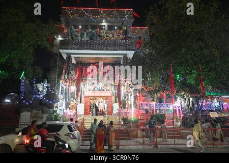 NEW DELHI, INDIEN - 27. SEPTEMBER: Gläubige, die Gebete auf dem Shardiya Navratri Festival im Neelam mata Vaishnav Tempel Mayur Vihar, Phase II, am 27. September 2025 in Neu-Delhi, Indien. Foto von Sonu Mehta/Hindustan Times Devotees besuchen Tempel auf dem Navratri Festival Stockfoto